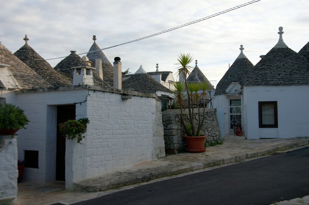 12 Alberobello.JPG